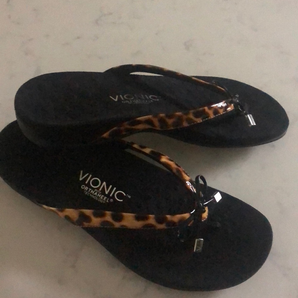 Vionic cheetah print wedges women’s 8